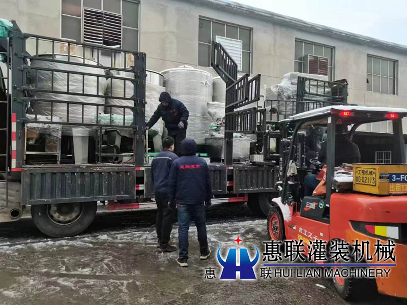 整套葡萄酒灌裝生產線連同儲罐發往河北滄州